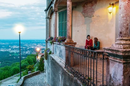 Un pequeño desvío hacia el sur desde Como permite conocer el diminuto lago de Varese y acercarnos la localidad del mismo nombre. Capital provincial muy próspera situada al sur de los montes del Campo dei Fiori (en la imagen la cercana iglesia de Santa María al Monte), en el siglo XVII los nobles milaneses empezaron a construir segundas residencias en Varese, como el suntuoso Palazzo Estense, culminado en 1771.