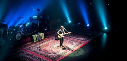 Fito Cabrales en un momento de su concierto en el Teatro Arriaga de Bilbao.