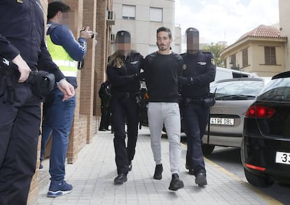 El jugador del Eldense, Nico Chafer, es conducido a los juzgados de Elda tras ser detenido el pasado mes de abril.