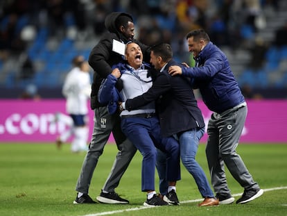 El entrenador del Al-Hilal, Ramón 'El Pelado' Díaz, celebra el tercer gol contra el Flamengo en las semifinales del Mundial de Clubes.