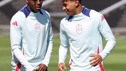 Nico Williams y Lamine Yamal, durante el entrenamiento de España de este lunes en Donaueschingen.