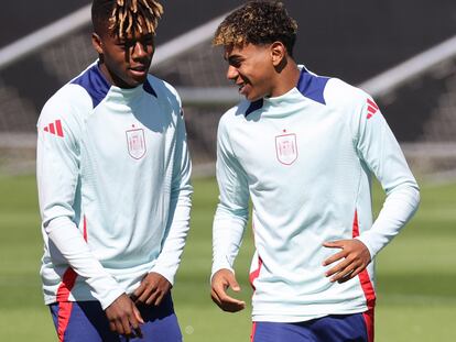 Nico Williams y Lamine Yamal, durante el entrenamiento de España de este lunes en Donaueschingen.