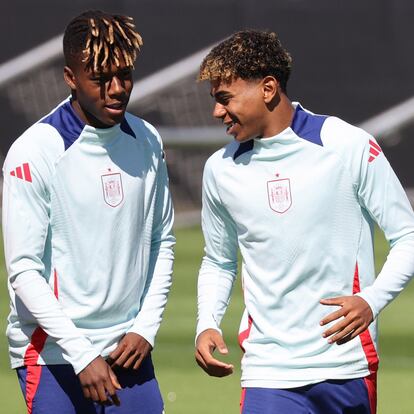 Soccer Football - Euro 2024 - Spain Training - Donaueschingen, Germany - July 8, 2024 Spain's Lamine Yamal and Nico Williams during training REUTERS/Robin Rudel