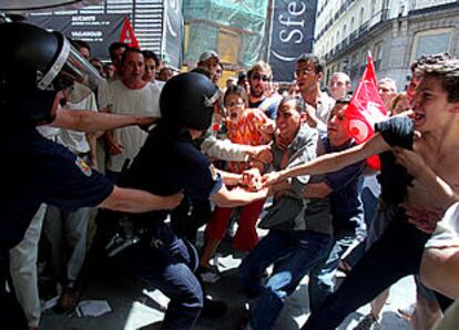 Enfrentamiento entre un piquete y la policía ante El Corte Inglés de la calle de Preciados de Madrid.