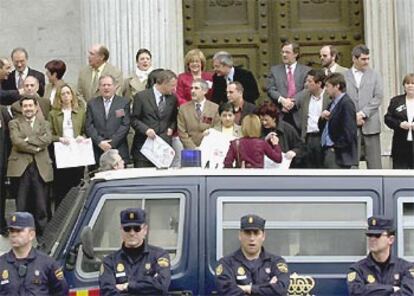 El portavoz socialista en el Congreso, Jesús Caldera, y el responsable de Izquierda Unida, Gáspar Llamazares, entre otros congresistas y políticos, respaldaron frente al Congreso los quince minutos de huelga convocados contra la guerra.