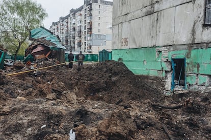 Dos personas observan un cráter dejado tras el impacto de un proyectil junto a un edificio de varios pisos en Lysychansk, en la región de Lugansk (Ucrania). El gobernador de Odesa, Maksim Marchenko, ha anunciado que los misiles del Ejército ucranio han alcanzado el barco de guerra ruso 'Moskvá', causando graves daños a la embarcación. Este crucero lanzamisiles es un buque insignia de la flota rusa del mar Negro que apoyaba a las tropas en la invasión de Ucrania. Su inutilización, que Moscú atribuye a un incendio fortuito, supone un nuevo revés para la Armada rusa, que ya perdió hace un mes a su jefe adjunto de la Flota del Mar Negro.