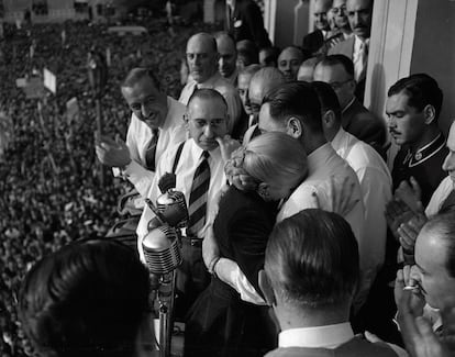 En 1950, Evita es diagnosticada con cáncer de cuello uterino. Un año después, por sus problemas de salud, anunció que no acompañaría a Perón en la fórmula presidencial. En la imagen, la primera dama se abraza de su esposo y llora sobre su pecho, el 17 de octubre de 1951, en Buenos Aires. 