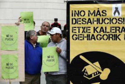 Varias decenas de personas se han reunido frente al Palacio de Justicia, en Pamplona, para expresar su apoyo a los afectados por las hipotecas.