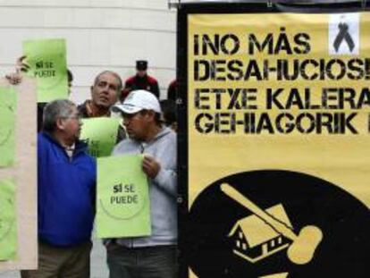 Varias decenas de personas se han reunido frente al Palacio de Justicia, en Pamplona, para expresar su apoyo a los afectados por las hipotecas.