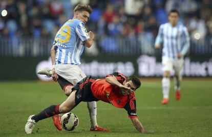 Samu Castillejo pugna con zaldua.