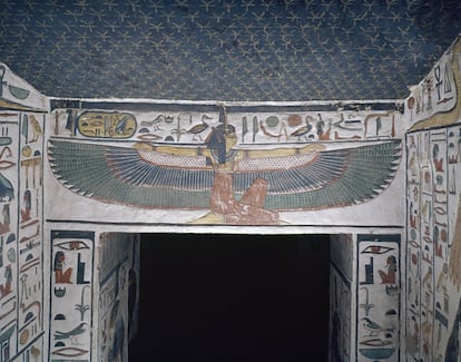 Descubierta en 1904, el mausoleo de Nefertari, la esposa favorita del rey Ramsés II, se cerró en 1950 por los problemas derivados de las visitas que amenazaban sus pinturas, de las mejor elaboradas y conservadas. Y así permaneció durante 45 años. En 1992 finalizaron seis años de trabajos de conservación llevados a cabo por el Getty Conservation Institute y el Consejo Supremo de Antigüedades de Egipto. En 1995, la tumba de Nefertari se abría de nuevo al público, pero debido al potencial daño causado por el aumento de la humedad, el dióxido de carbono y la actividad de microorganismos introducidos por los visitantes, el número de personas que accede a este pedazo de la historia de hace más de 3.200 años es fuertemente controlado por las autoridades. En 2011 incluso se habló de la posibilidad del cierre definitivo. Más información: <a href=" http://www.sca-egypt.org/eng/mus_egyptian_museum.htm" target="_blank">www.sca-egypt.org/</a> y <a href="http://www.getty.edu/conservation/publications_resources/pdf_publications/house_eternity.html" target="_blank">www.getty.edu</a>