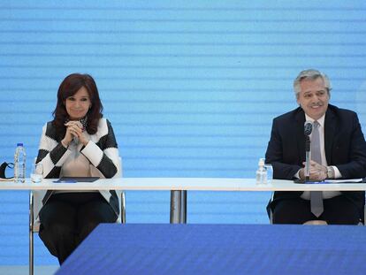 El presidente de Argentina, Alberto Fernández, y la vicepresidenta, Cristina Fernández de Kirchner, durante el anuncio de la reestructuración de la deuda externa, el 31 de agosto en Buenos Aires