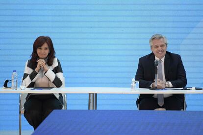 O presidente da Argentina, Alberto Fernández, e sua vice, Cristina Fernández de Kirchner, durante o anúncio da reestruturação da dívida externa, em 31 de agosto em Buenos Aires.