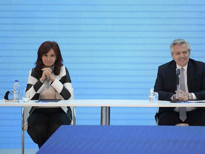 O presidente da Argentina, Alberto Fernández, e sua vice, Cristina Fernández de Kirchner, durante o anúncio da reestruturação da dívida externa, em 31 de agosto em Buenos Aires.
