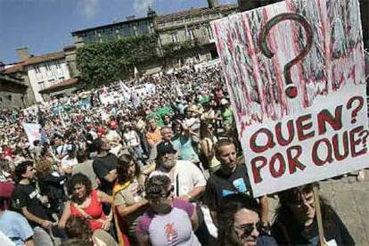 Un momento de la manifestación convocada por la asociación Nunca Máis en Santiago de Compostela contra los incendios forestales.