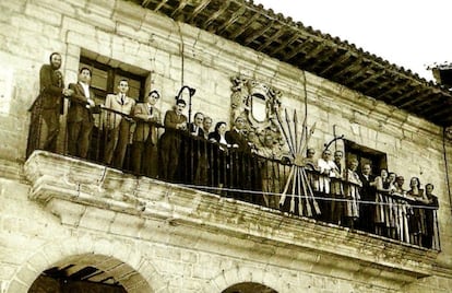 Asistentes a las Jornadas de Altamira de 1949, en Santillana del Mar, para difundir el nuevo arte español.