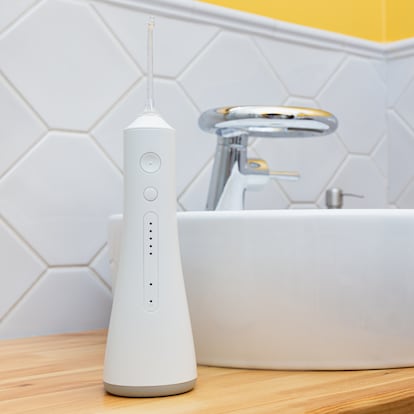 Artículo de EL PAÍS Escaparate que describe las ventajas de usar un irrigador dental portátil e impermeable