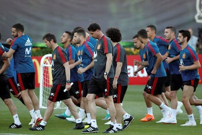 El nuevo entrenador de España Fernando Hierro (c) y los jugadores participan en un entrenamiento en Krasnodar (Rusia).