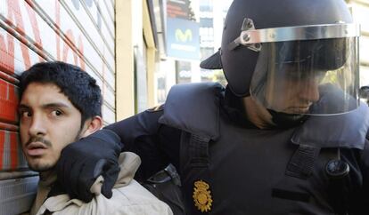 Los jóvenes congregados hoy ante el instituto Lluis Vives, cerca de medio millar, se han saltado el cordón policial, han cortado la calle de Xàtiva (junto a la Estació del Nord) y se han dirigido a la cercana plaza de San Agustín.