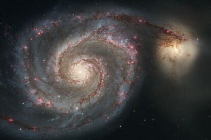 La galaxia Remolino (M51), fotografiada en enero de 2005 por el telescopio espacial <i>Hubble.</i>