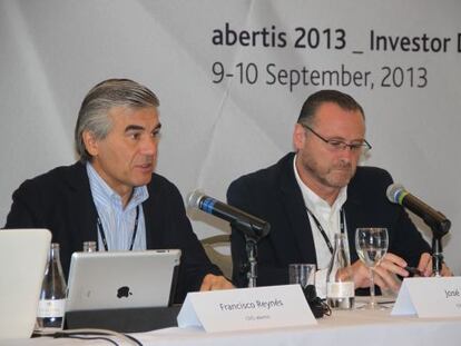 El consejero delegado, Francisco Reynés, y el director financiero, José Aljaro, en el Día del Inversor celebrado en Río.