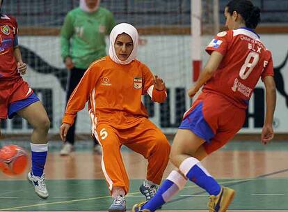 Una jugadora iraní disputa el balón en el amistoso que su selección disputó ayer en Elche.