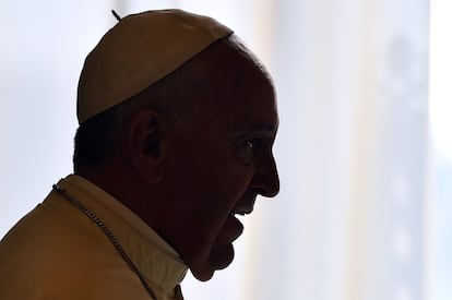 Retrato a contraluz del papa Francisco durante una audiencia privada con el presidente de Malta, Marie-Louise Coleiro Preca, en el Vaticano.