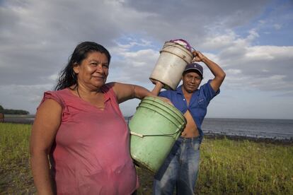 Un matrimonio de Moyogalpa en la costa que antes ocupaba el Cocibolca. Hoy tienen que caminar casi 100 metros más para llegar al agua y otros tantos para llegar a su lavadero.