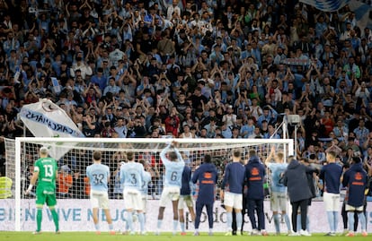 Los jugadores del Celta de Vigo celebran con su afición el empate ante el Barcelona.