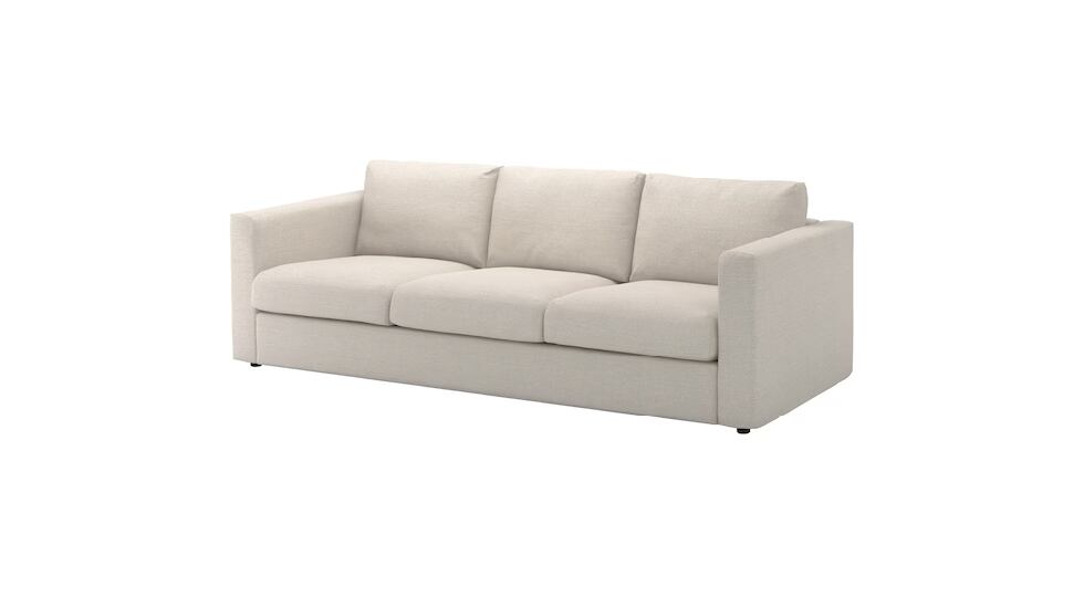 El beis es uno de los más de diez colores en los que está a la venta este sofá. IKEA. 