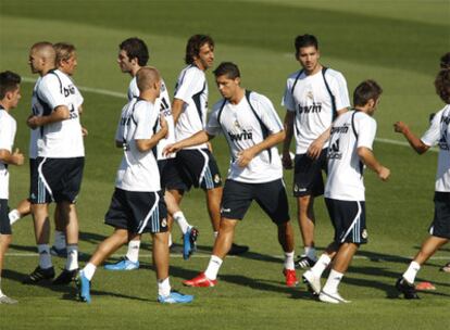 Cristiano Ronaldo y Raúl, en el centro, con otros jugadores del Madrid en el entrenamiento.