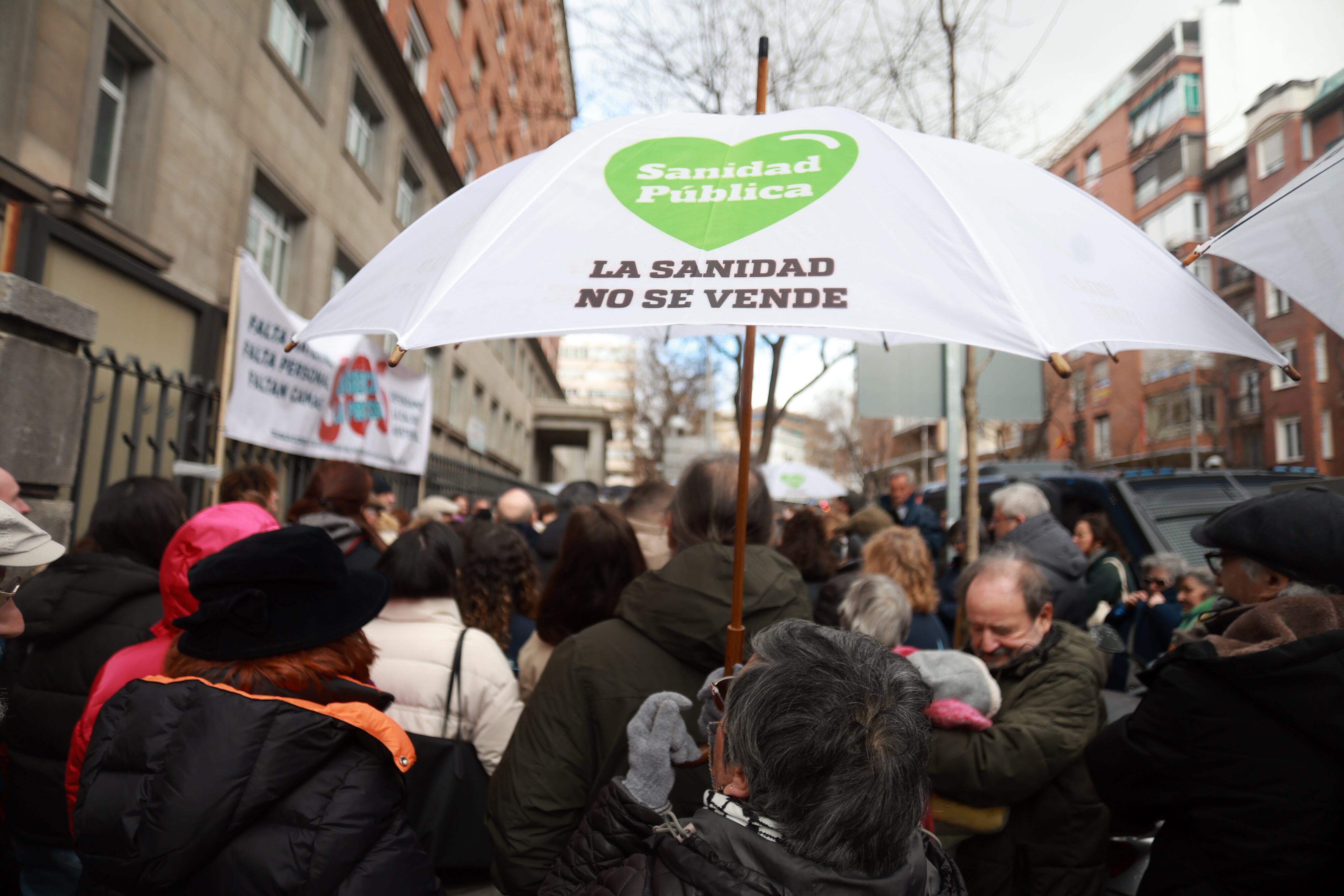 Protesta de vecinos y trabajadores del Hospital de La Princesa por el deterioro del servicio y de las condiciones de los profesionales, el martes 3 de febrero de 2026.