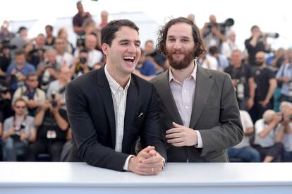 El escritor y codirector Joshua Safdie (i) y el codirector Ben Safdie (d) asisten al estreno de la película 'Good Time' en el Festival anual de Cannes.