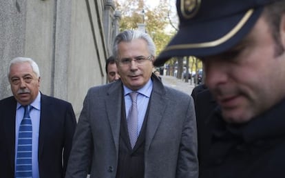 Garzón, escoltado por policías, a su llegada al Supremo.