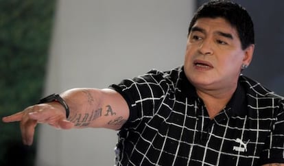 El exjugador de fútbol argentino Diego Maradona, con su nueva imagen.