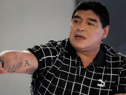 El exjugador de fútbol argentino Diego Maradona, con su nueva imagen.