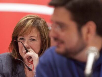 La coordinadora general de EU, Marga Sanz, tras Ignacio Blanco.