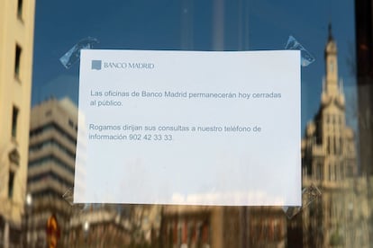 Cartel que ha colocado el Banco Madrid en una de sus sedes.