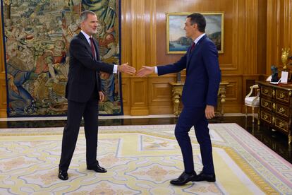 El rey Felipe VI estrecha la mano al líder del PSOE y presidente del Gobierno en funciones, Pedro Sánchez.