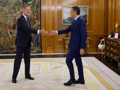 El rey Felipe VI estrecha la mano al líder del PSOE y presidente del Gobierno en funciones, Pedro Sánchez.