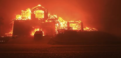 Una casa devorada por el fuego en Fountaingrove, California.