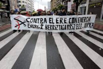 Unos trescientos trabajadores de las plantas de Acciona Energía en Navarra se han manifestado hoy en Pamplona en contra del ERE.