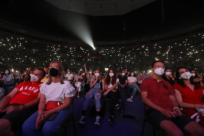 El público asistió sentado y con mascarilla.