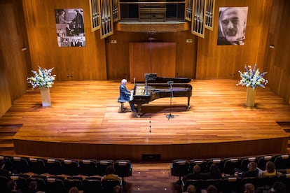 Barenboim, al piano, en la Escuela Superior de Música Reina Sofía, Madrid.