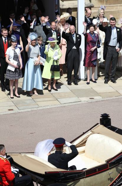 Los duques de Sussex saludan a los miembros de la familia real.