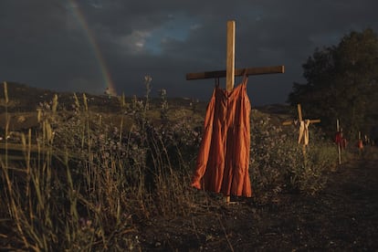 La memoria de los menores indígenas muertos en una de las instituciones abiertas en Kamloops, en la Columbia Británica (Canadá), es la foto del año del concurso World Press Photo 2022. Firmada por Amber Bracken para 'The New York Times', muestra una hilera de cruces plantadas en la orilla de un camino de las que cuelgan unos vestidos rojizos.