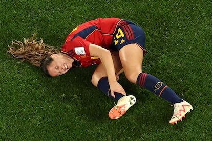 La defensa de la Roja Laia Codina, en el suelo tras una jugada.