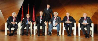 Gallardón posa con los seis restauradores galardonados.