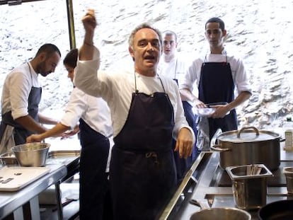 Ferran Adri&agrave;, en el restaurante de Roses durante los preparativos para la &uacute;ltima cena que se dio hace un a&ntilde;o.
 