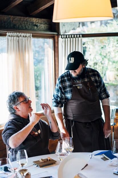 Aduriz (sentado) junto a Ramón Perisé, uno de sus más destacados colaboradores, que lleva en Mugaritz desde 2009.